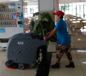 江鈴集團食堂保潔采購使用X530手推式洗地機 江鈴集團食堂保潔采購使用X530手推式洗地機